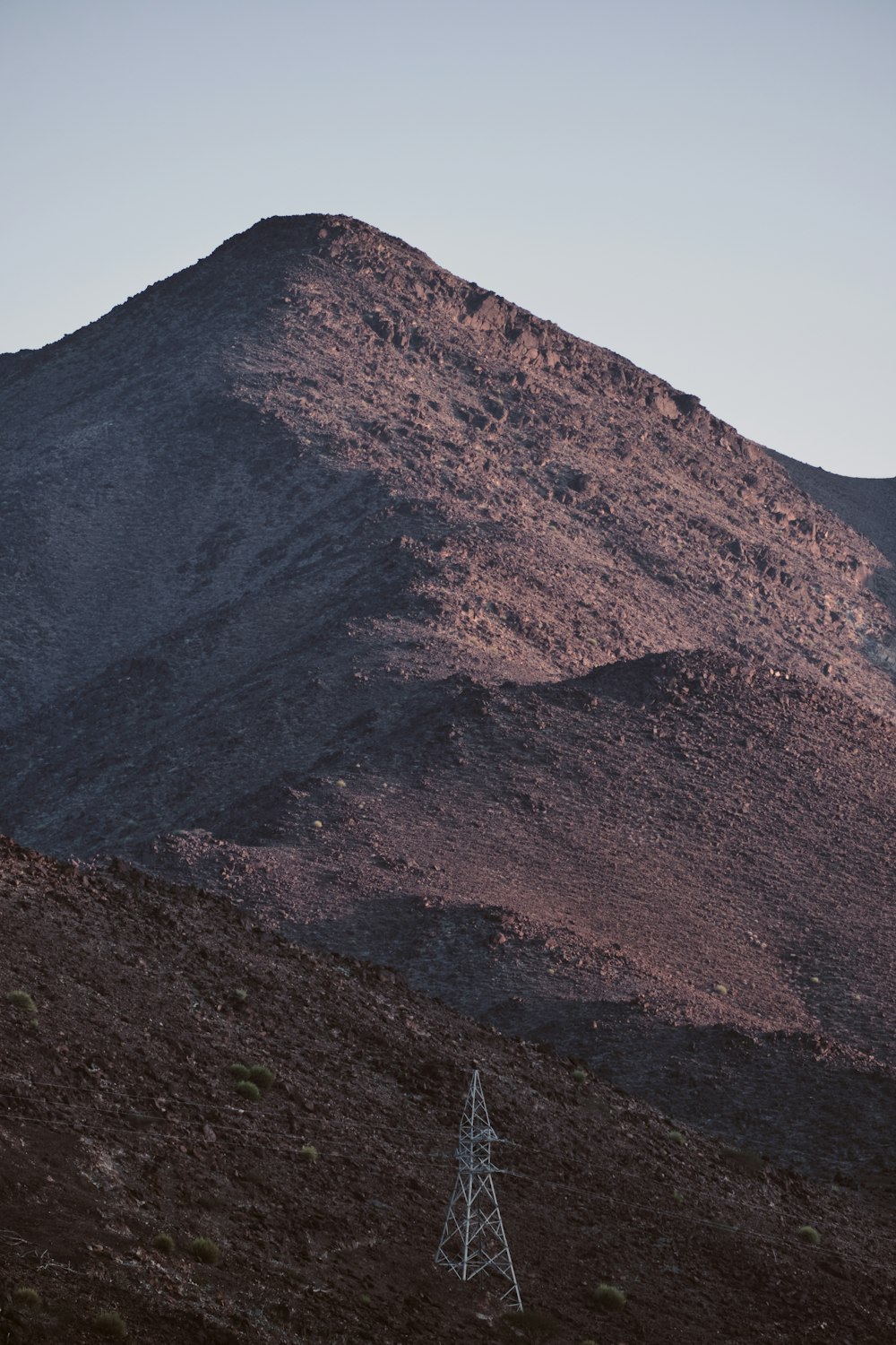 Ein Berg mit einem Telefonmast im Vordergrund