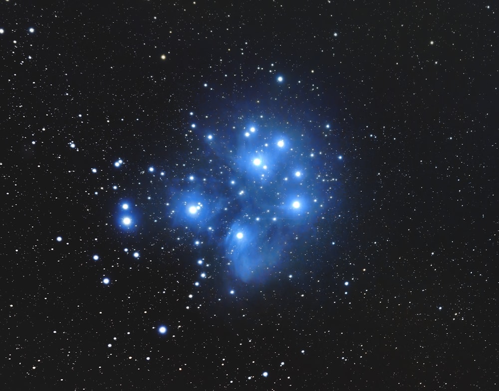 Ein Cluster blauer Sterne am Himmel