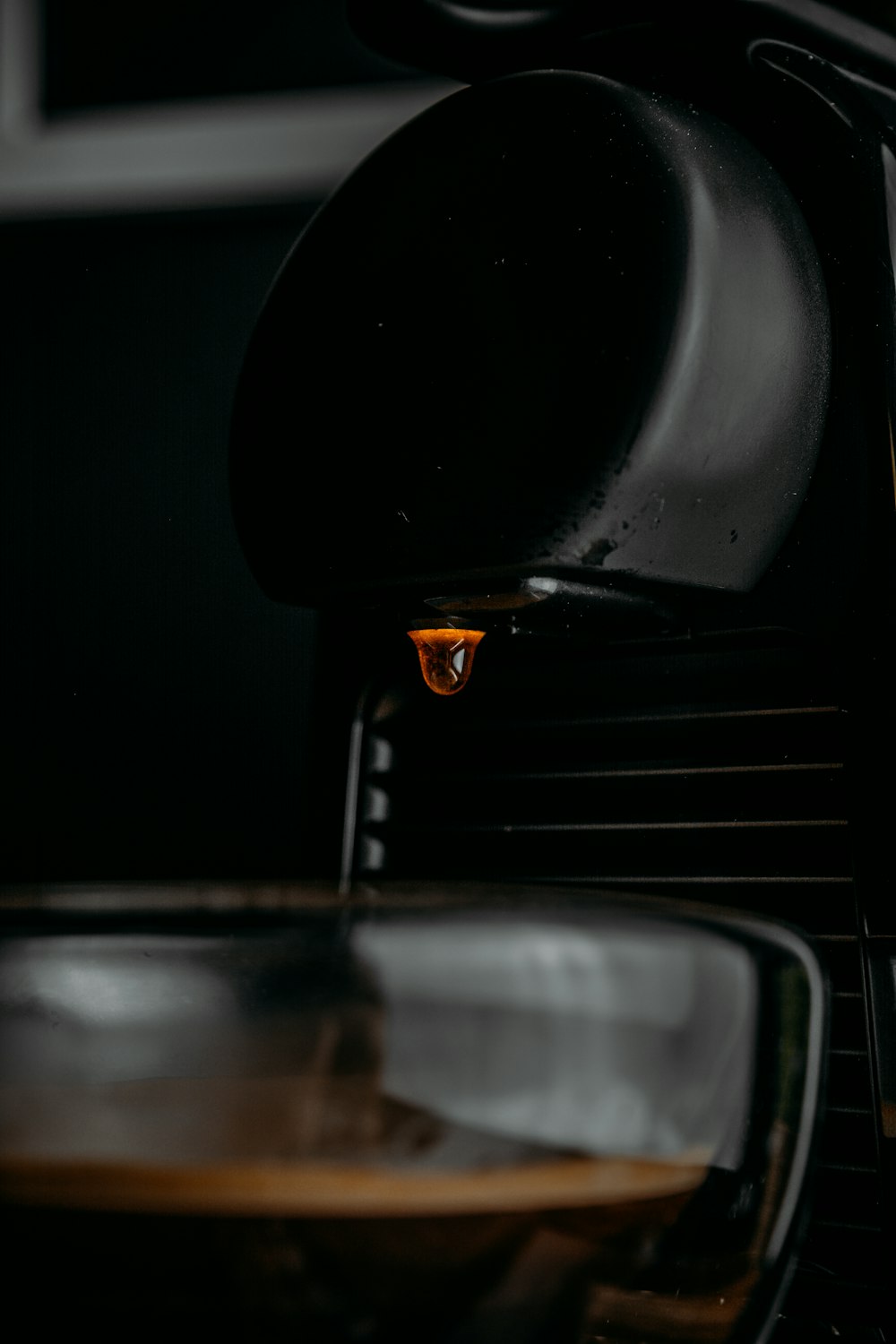 uma máquina de café expresso com líquido saindo dela