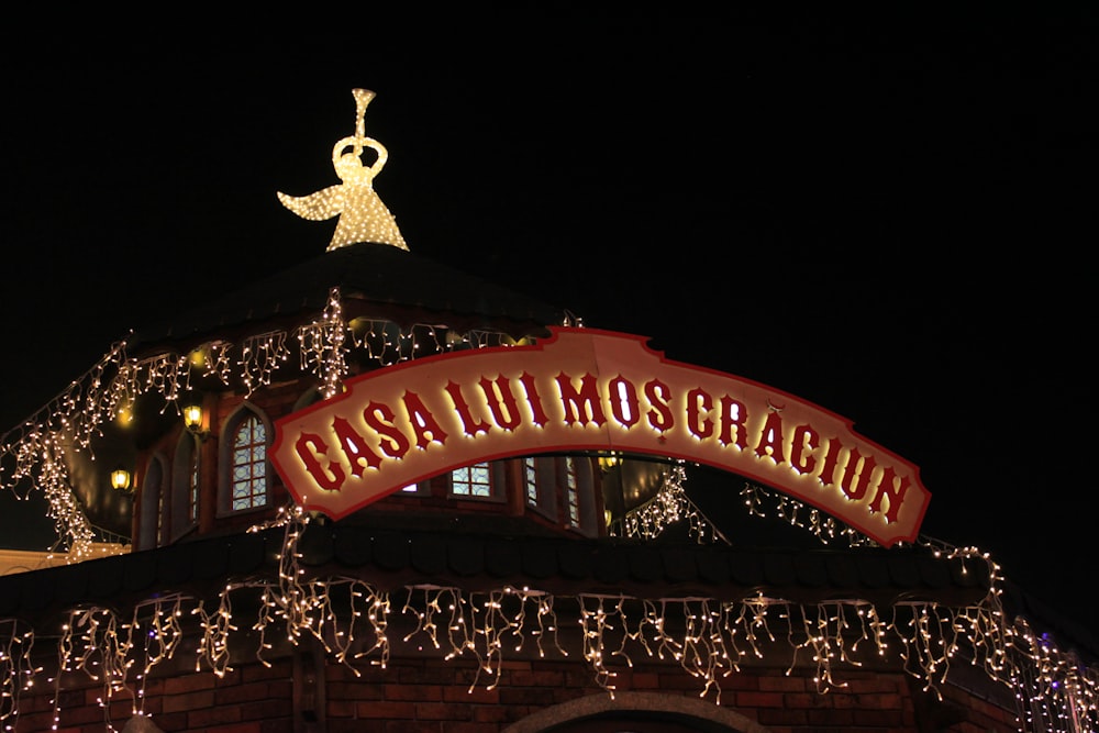 Un edificio con una pantalla de luces navideñas en la parte superior