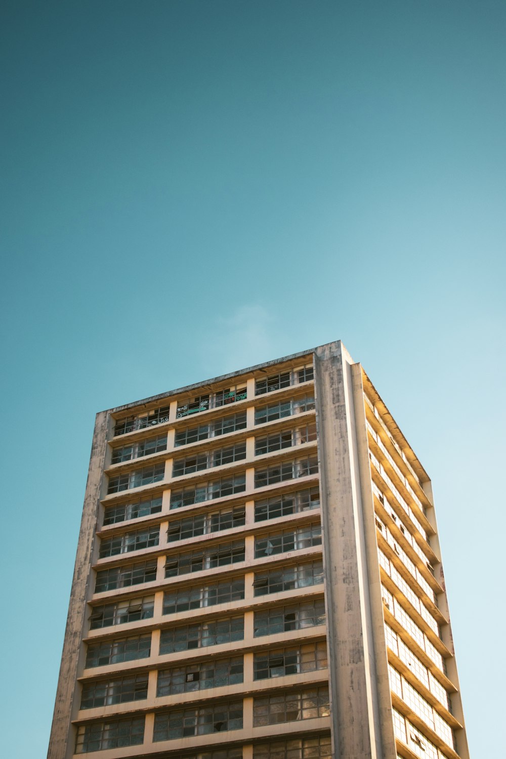 Ein hohes Gebäude mit Balkonen vor blauem Himmel