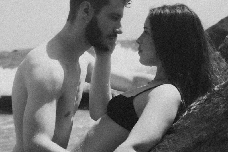 Pareja sentada con intimidad