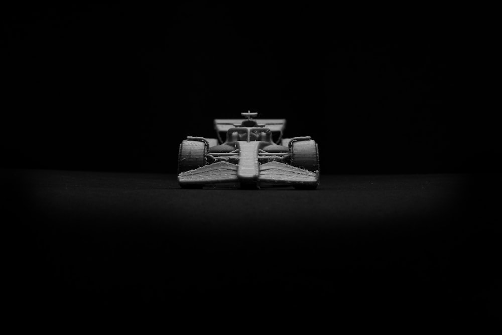 Una foto en blanco y negro de un coche de carreras