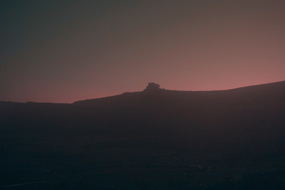 una collina con una casa in cima