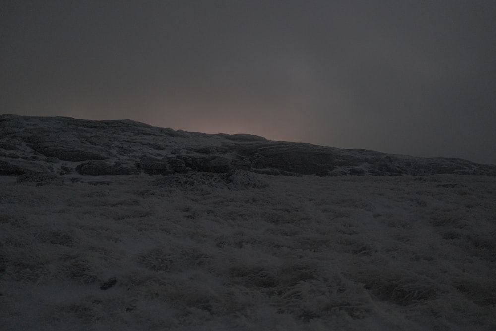 Le soleil se couche sur une colline enneigée