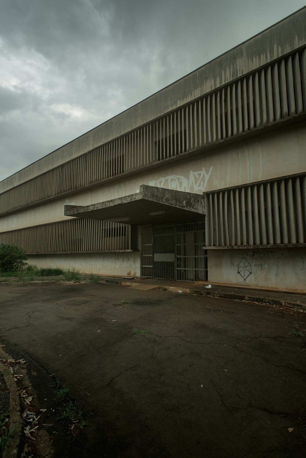 an abandoned building with graffiti on the side of it