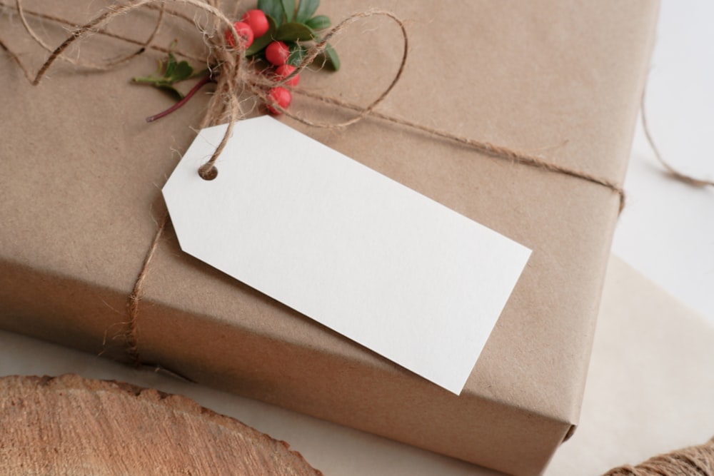 un cadeau enveloppé dans du papier brun et attaché avec de la ficelle