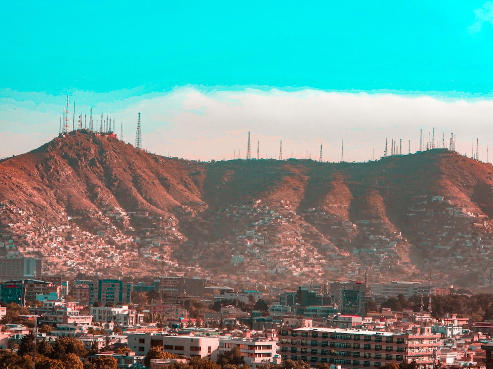 Una vista di una città con una montagna sullo sfondo