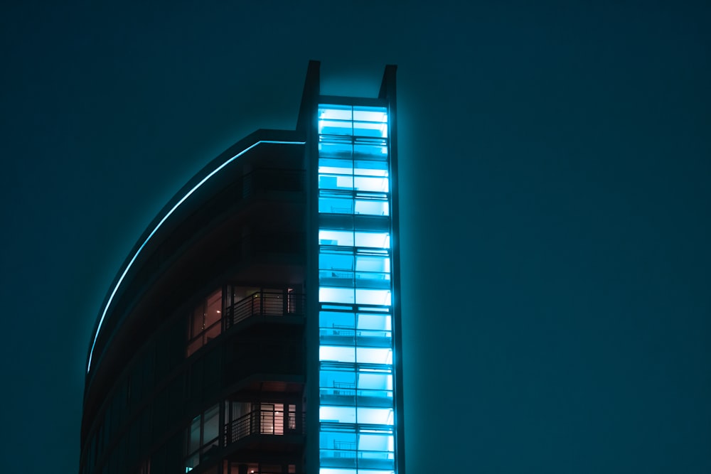 Un edificio muy alto iluminado por la noche