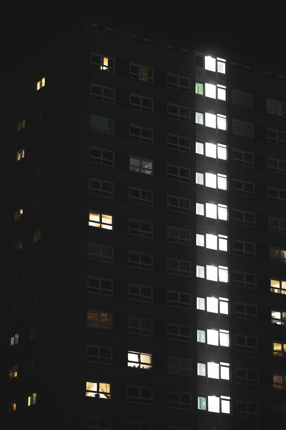 夜は窓がたくさんライトアップされた高層ビル
