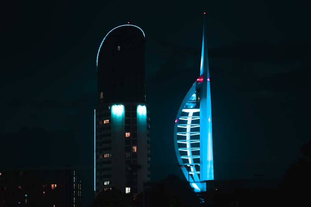 um edifício muito alto iluminado à noite