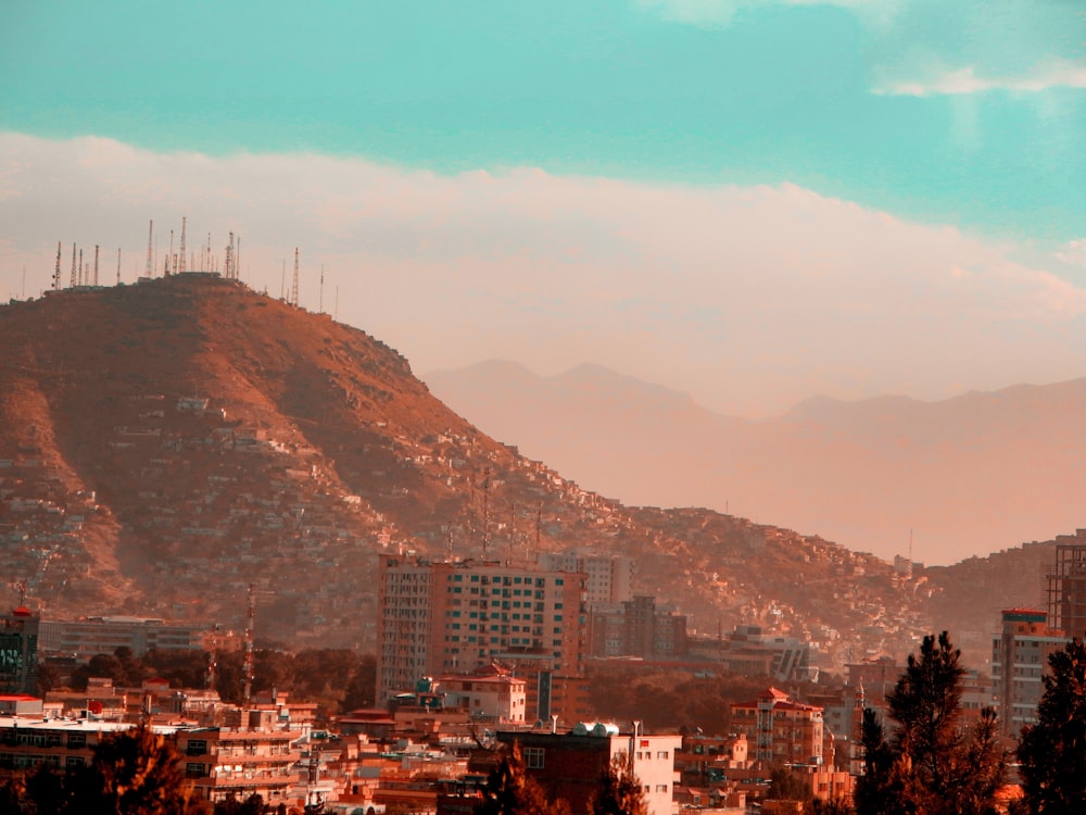 Blick auf eine Stadt mit Bergen im Hintergrund