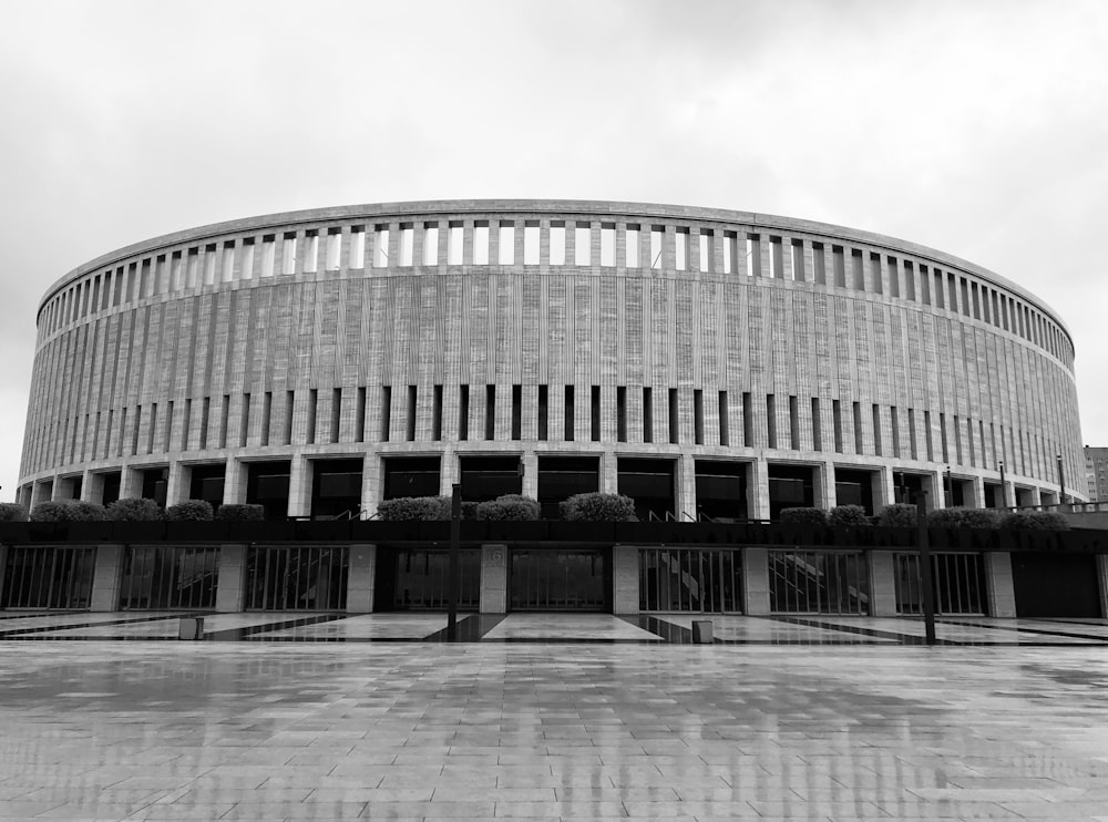 Una foto en blanco y negro de un edificio circular