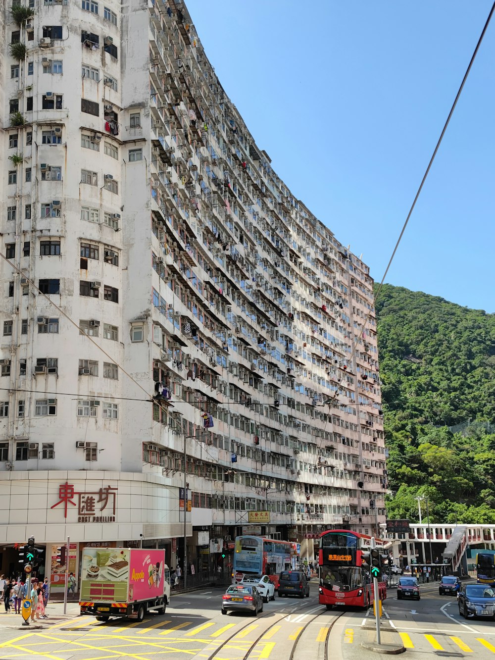 たくさんの窓とバルコニーのある非常に高い建物