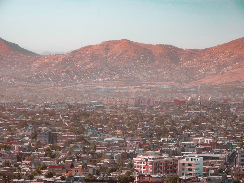 Una vista di una città con le montagne sullo sfondo