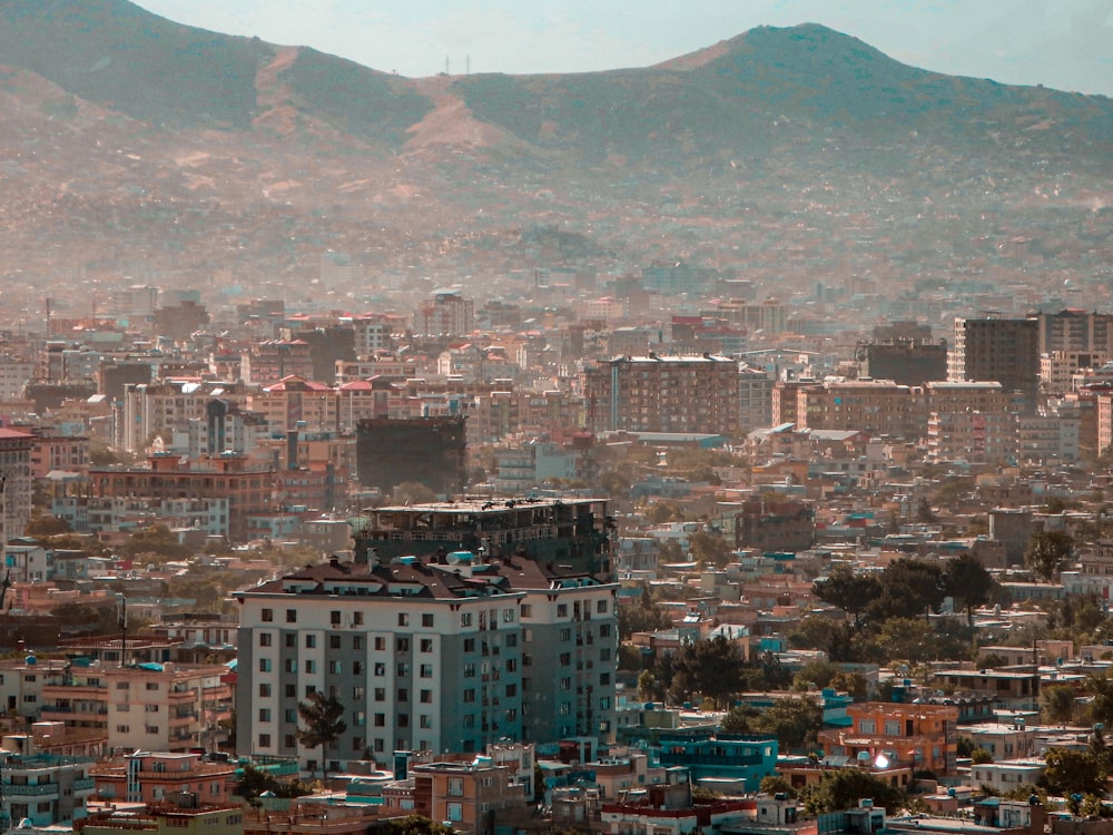 uma vista de uma cidade com montanhas ao fundo