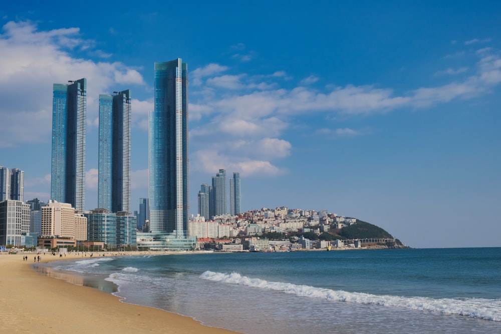 Una playa con un montón de edificios altos en el fondo