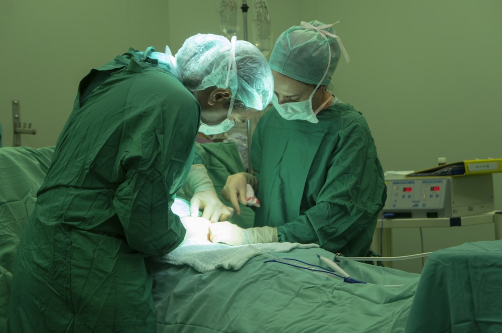 um grupo de médicos que realizam cirurgia em um paciente