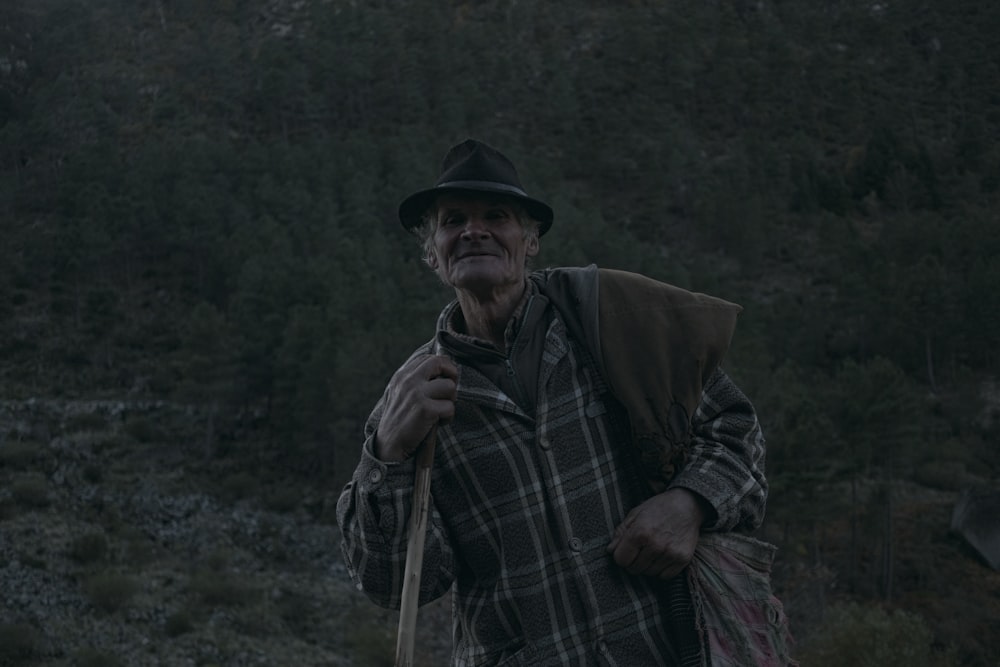 Un anciano con sombrero y bastón
