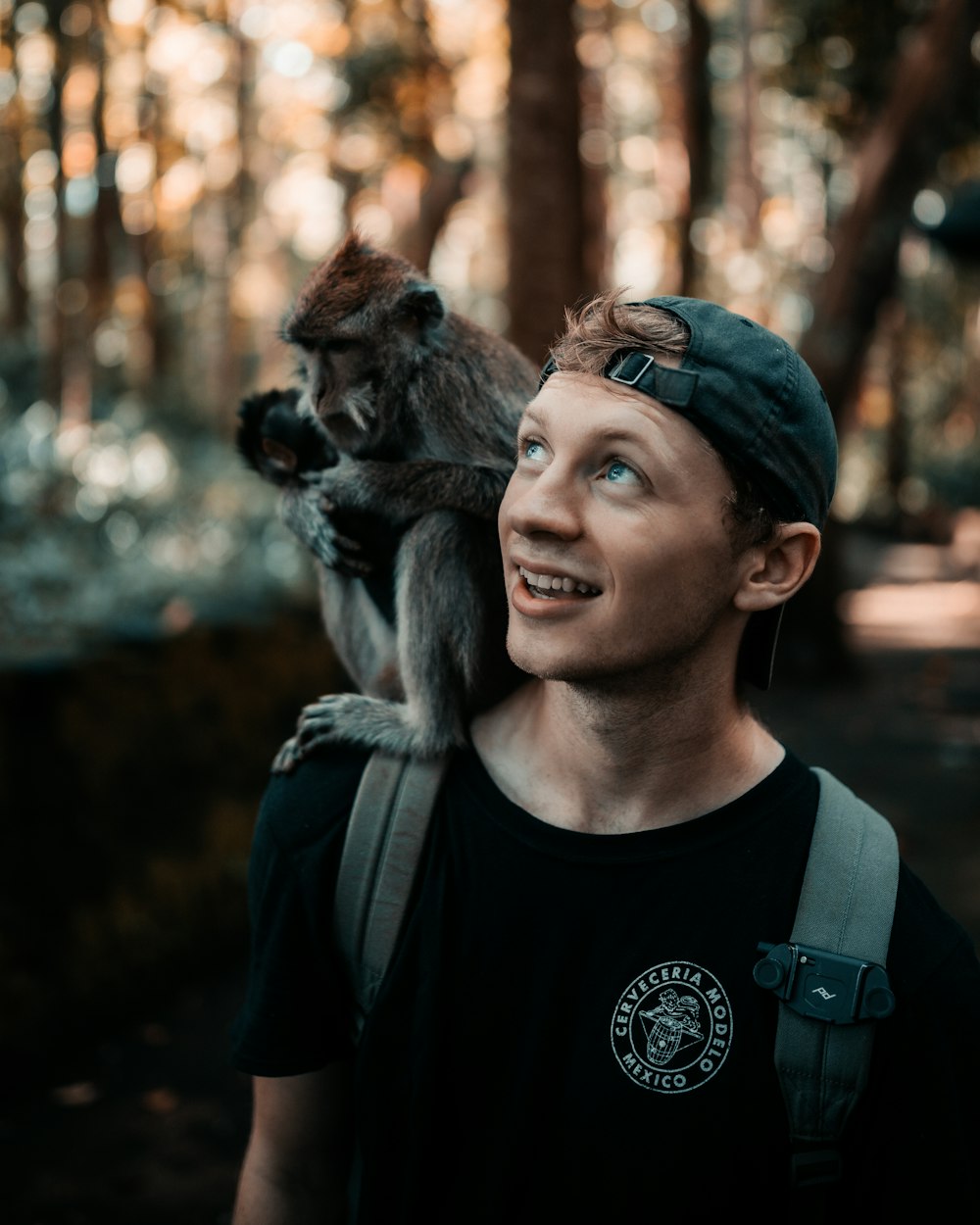 Un uomo che tiene una scimmia sulle spalle