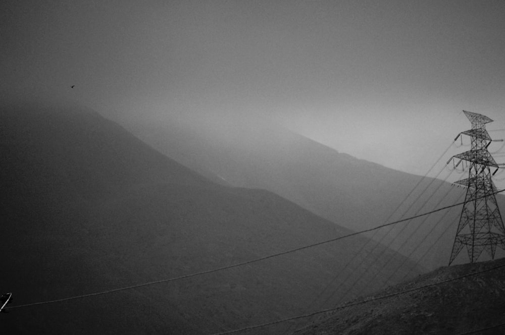Una foto en blanco y negro de las líneas eléctricas en las montañas
