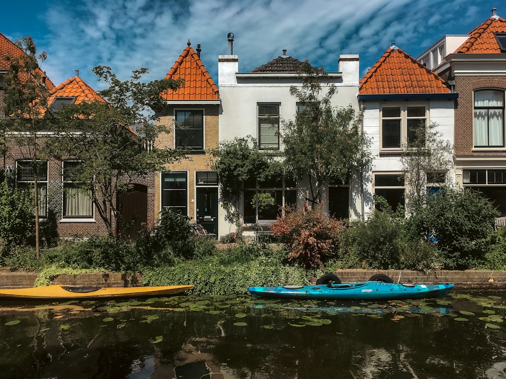 uma fileira de casas ao lado de um corpo de água