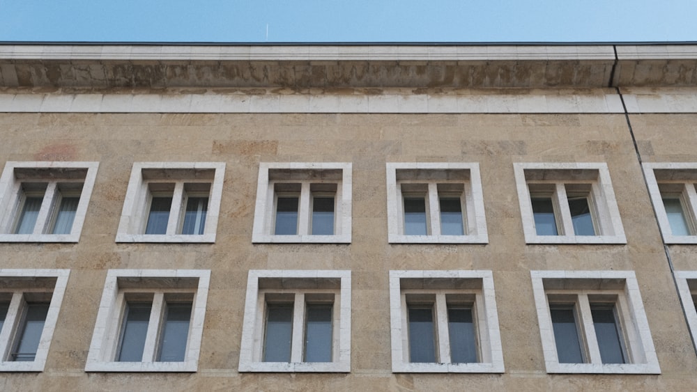 un edificio con molte finestre e un orologio sul lato di esso