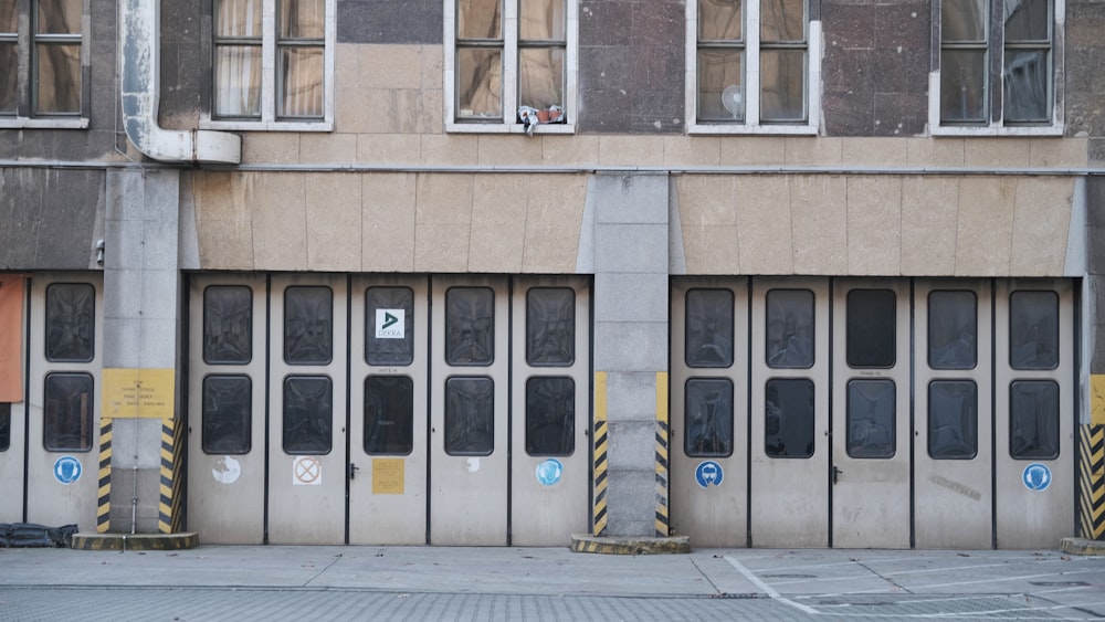 a building with a bunch of windows on the side of it