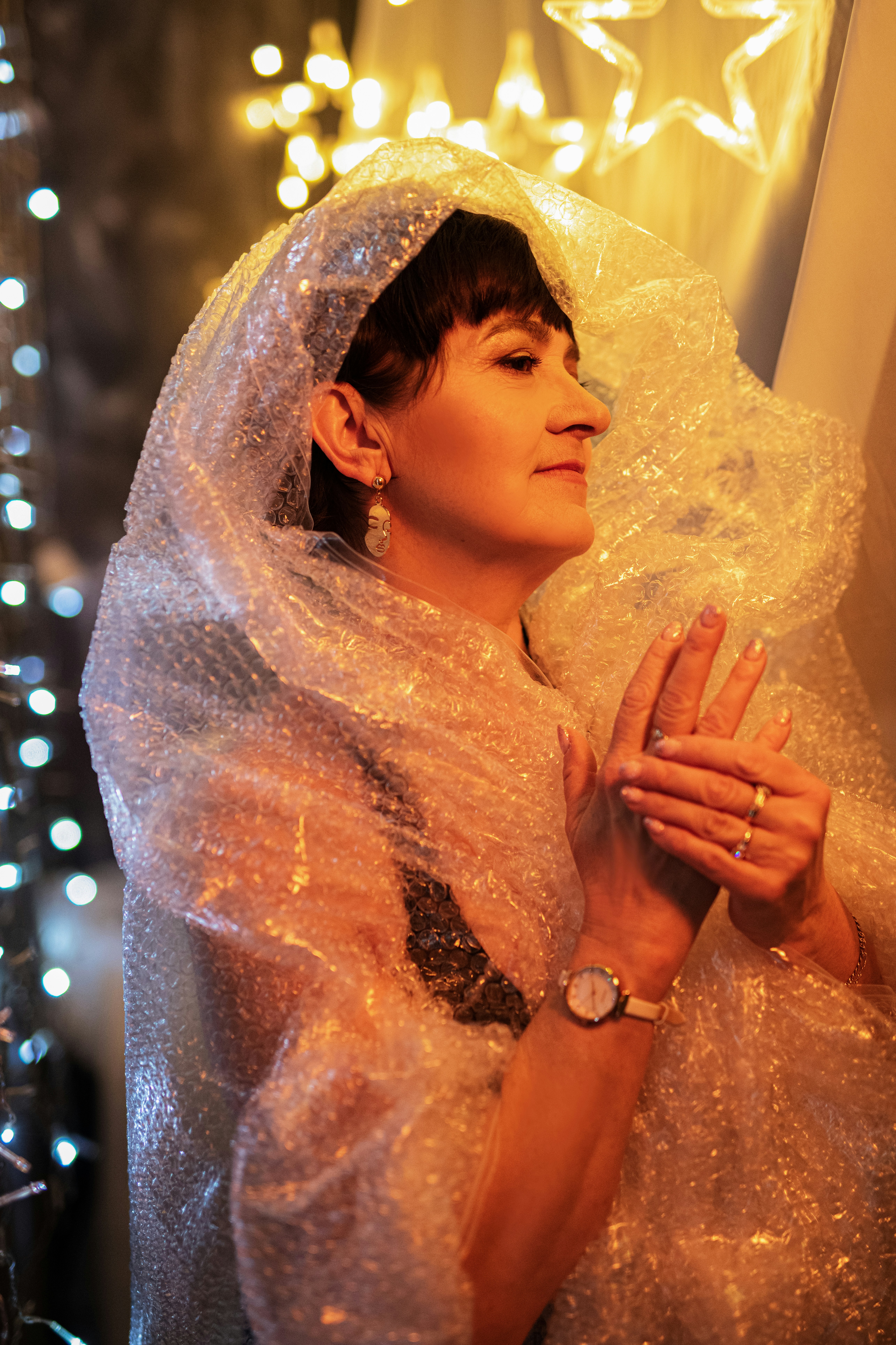 Eine Frau, die einen Schleier trägt und ihre Hände zusammenhält