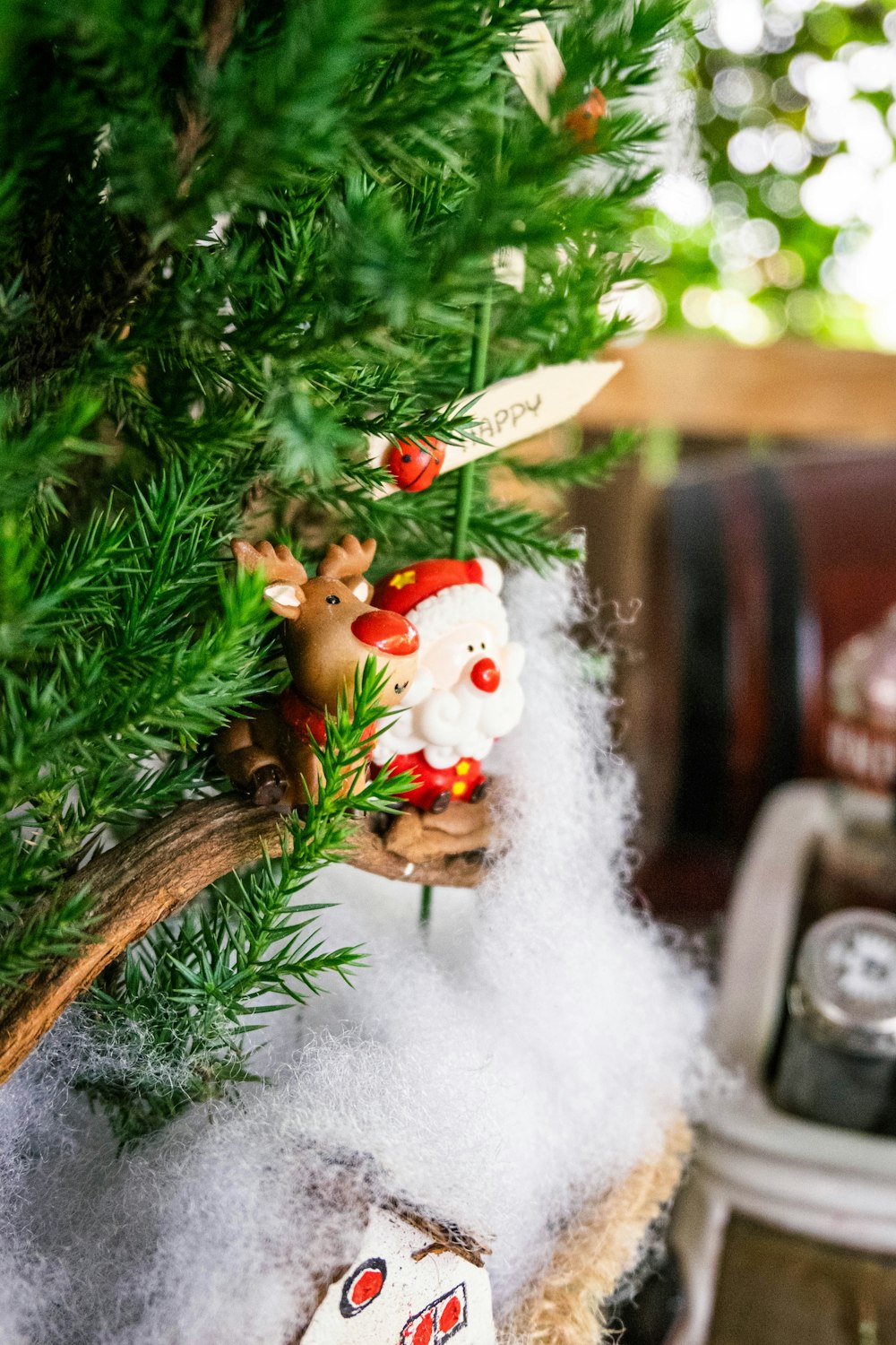 um close up de um enfeite de Natal em uma árvore