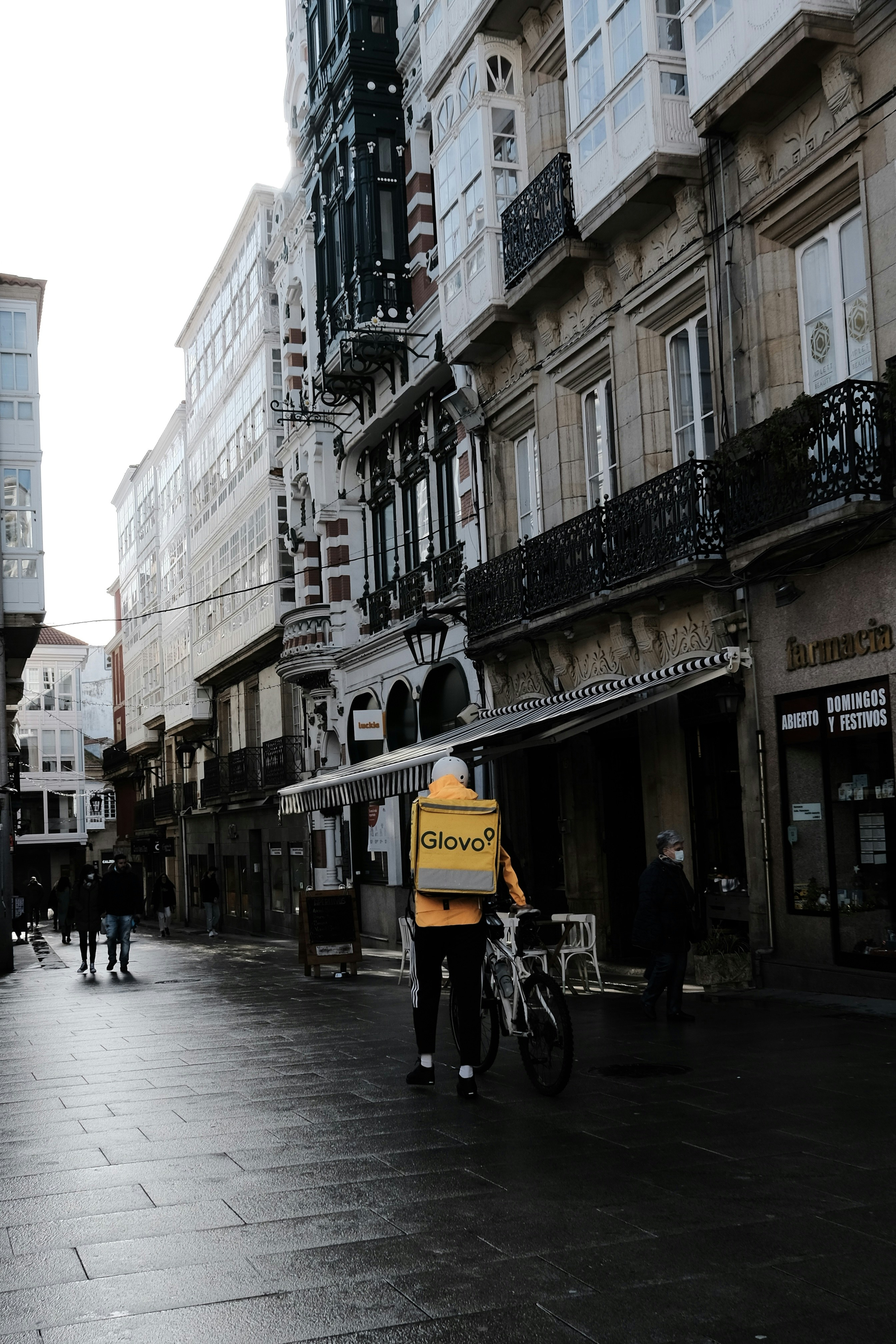 Eine Person auf einem Fahrrad auf einer Stadtstraße