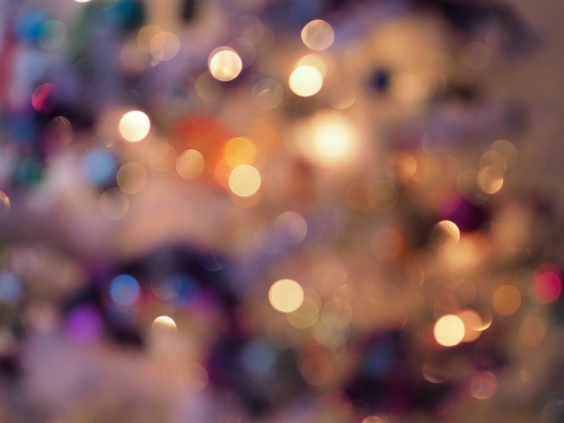 a blurry photo of a christmas tree with lights