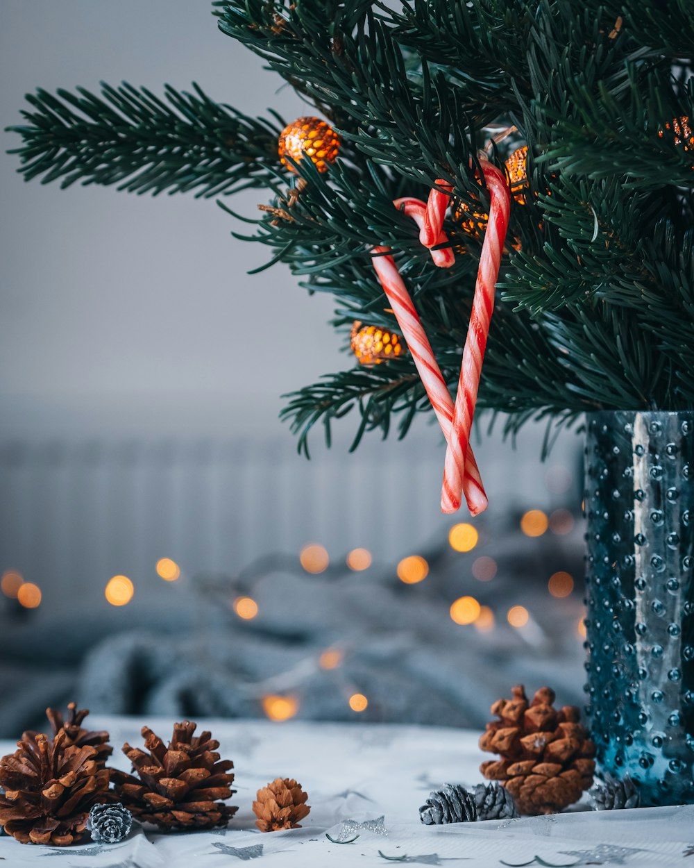 Un albero di Natale con bastoncini di zucchero e pigne