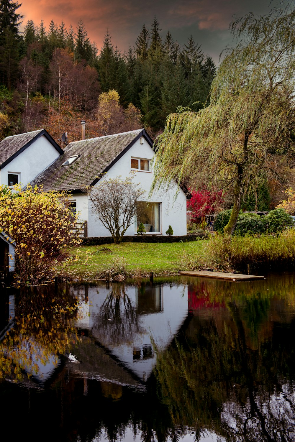 Une Maison Blanche assise à côté d’un plan d’eau