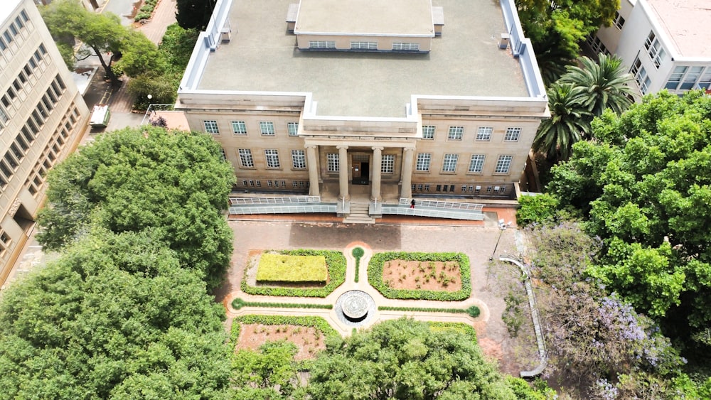 Una vista aérea de un gran edificio rodeado de árboles