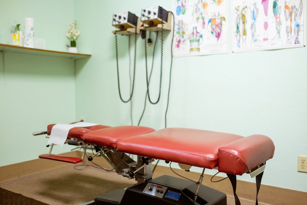 une chambre avec une chaise rouge et une horloge au mur