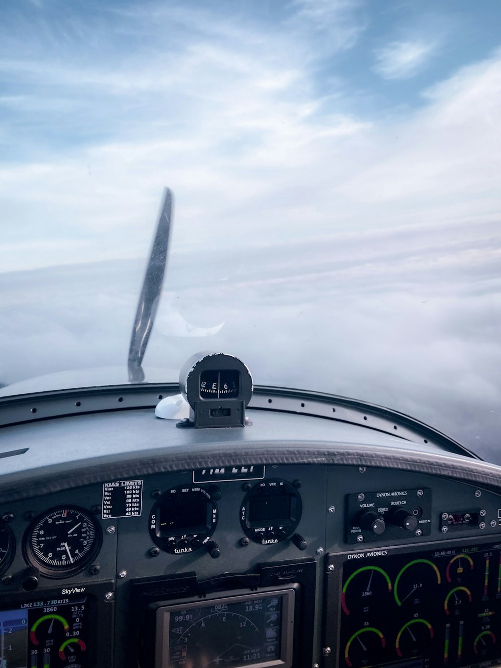 uma vista do cockpit de um pequeno avião