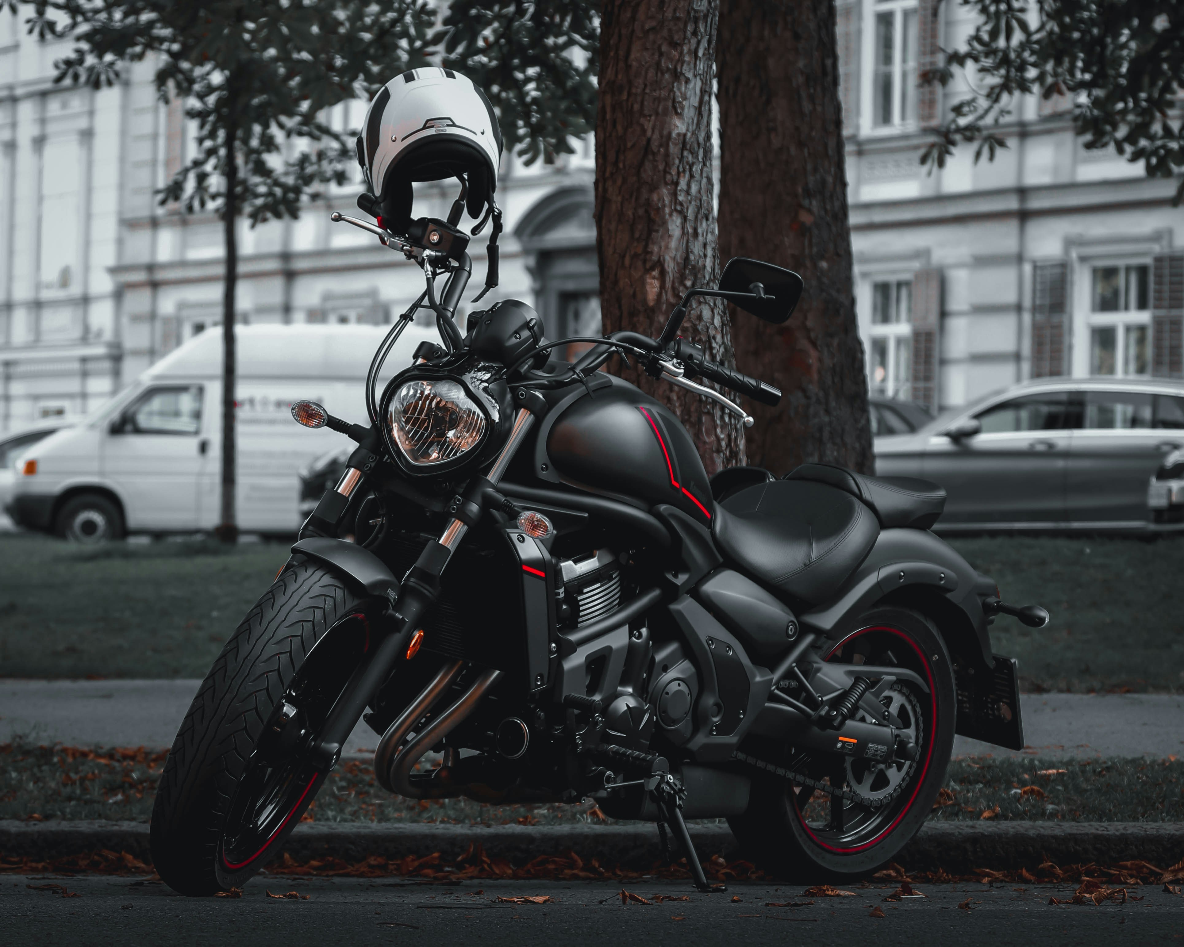 Ein Motorrad am Straßenrand geparkt