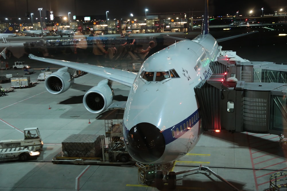 Ein großer Jetliner auf dem Rollfeld eines Flughafens