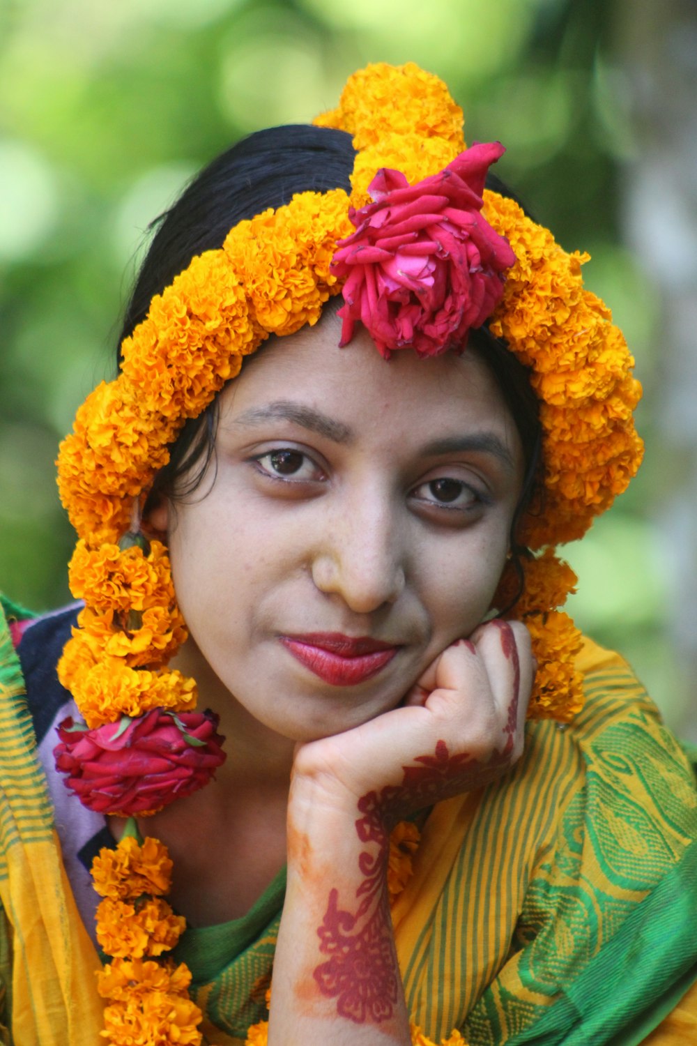 Una mujer con una flor en el pelo