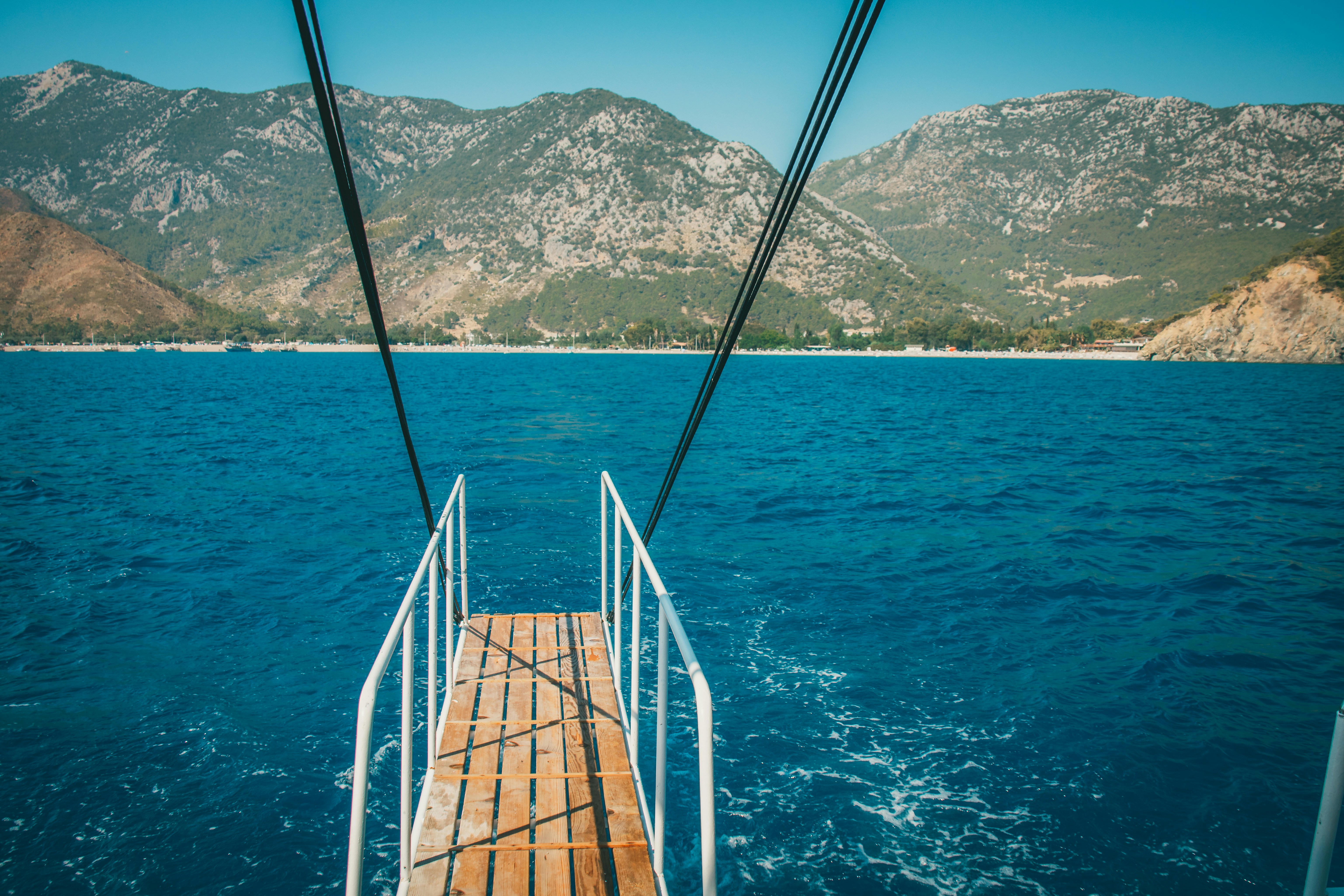 вид на воду с носа лодки