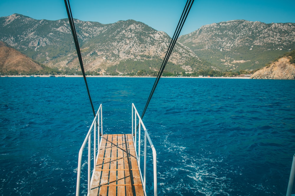 une vue de l’eau depuis l’avant d’un bateau