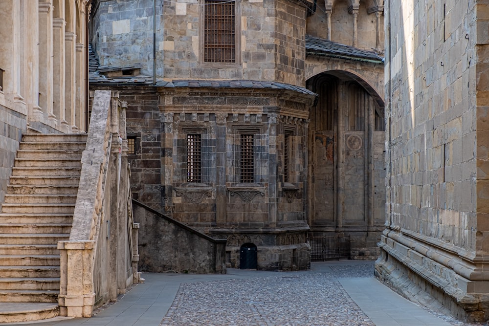 un bâtiment en pierre avec un escalier qui y mène