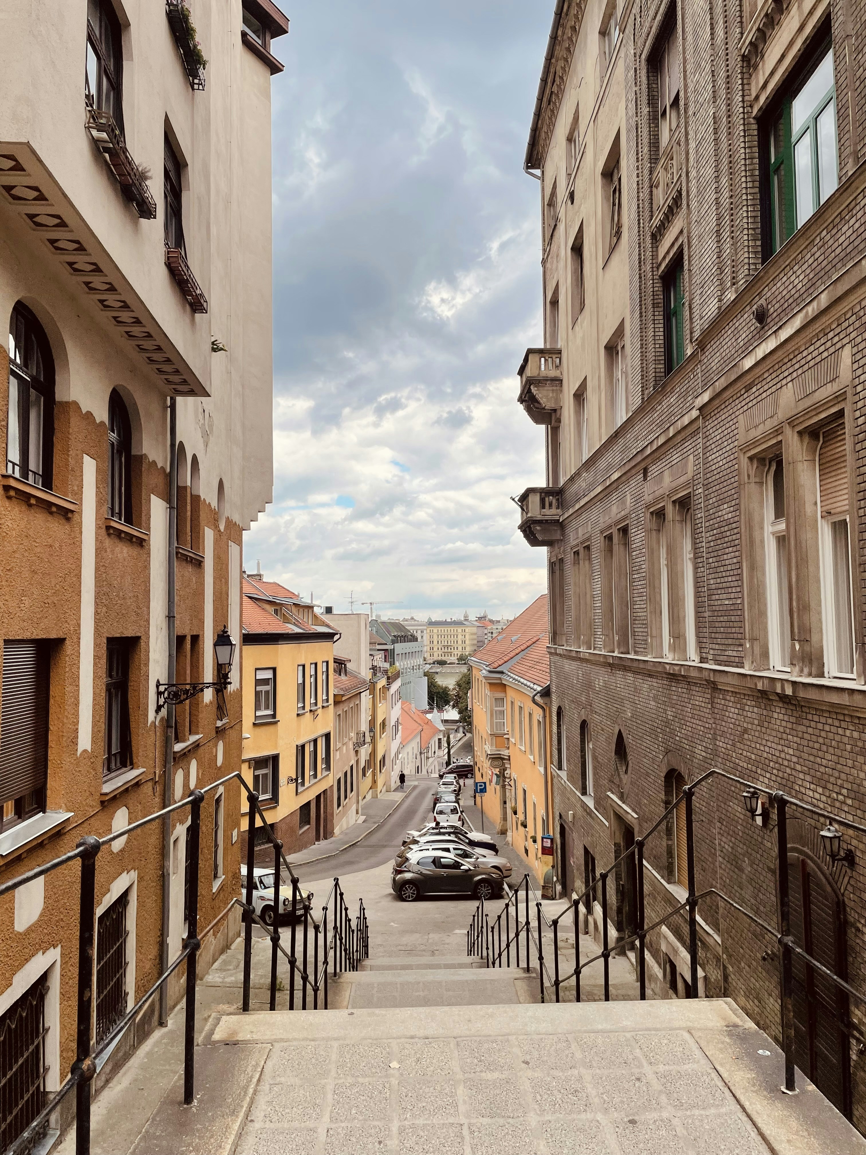 A narrow city street with cars parked on both sides photo – Free 布达佩斯 ...