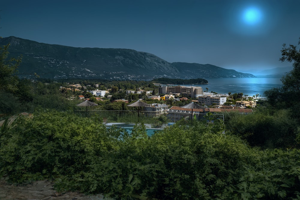 una vista di una città e uno specchio d'acqua di notte