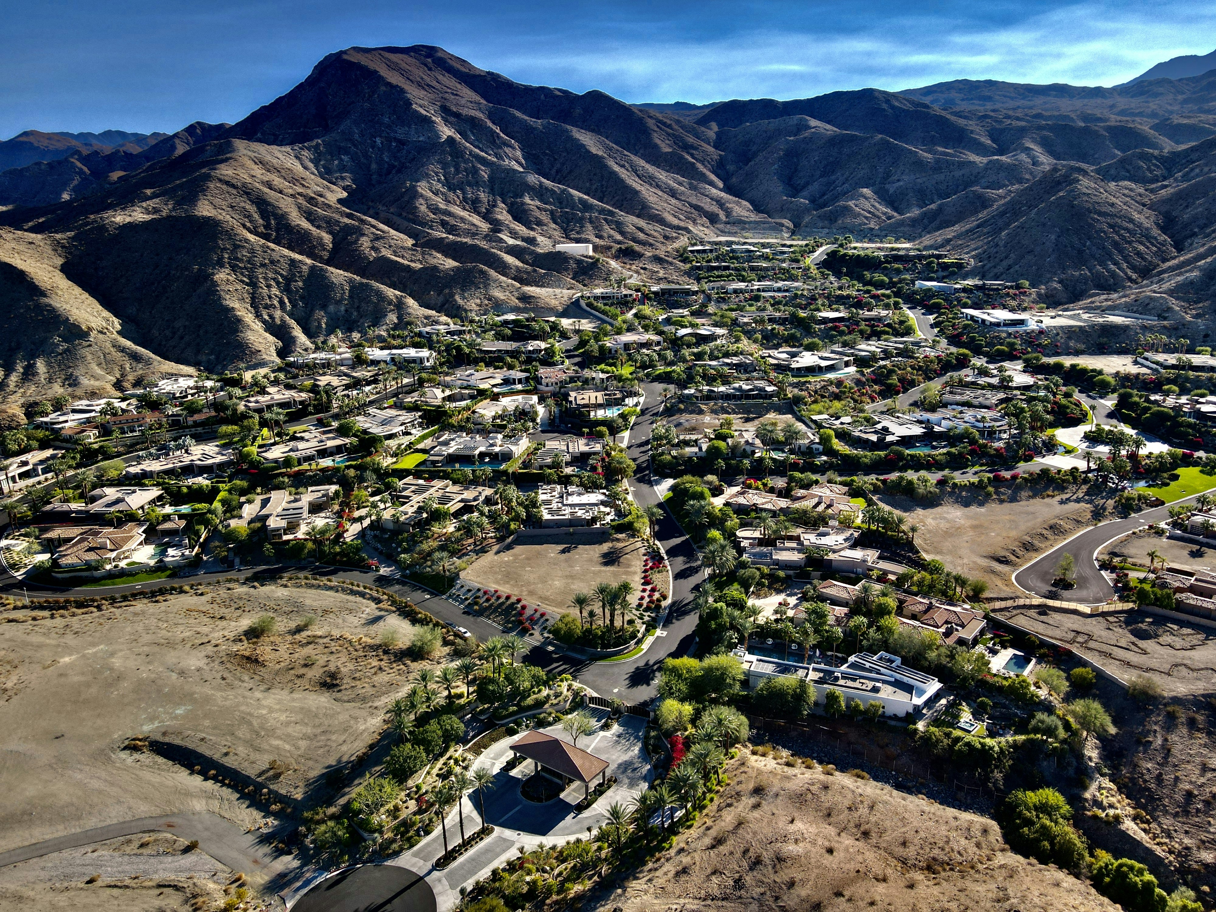 An aerial view of a town surrounded by mountains photo – Free Nature ...
