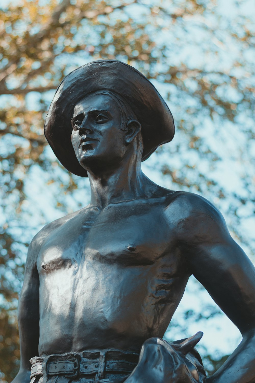 une statue d’un homme avec un chapeau sur la tête
