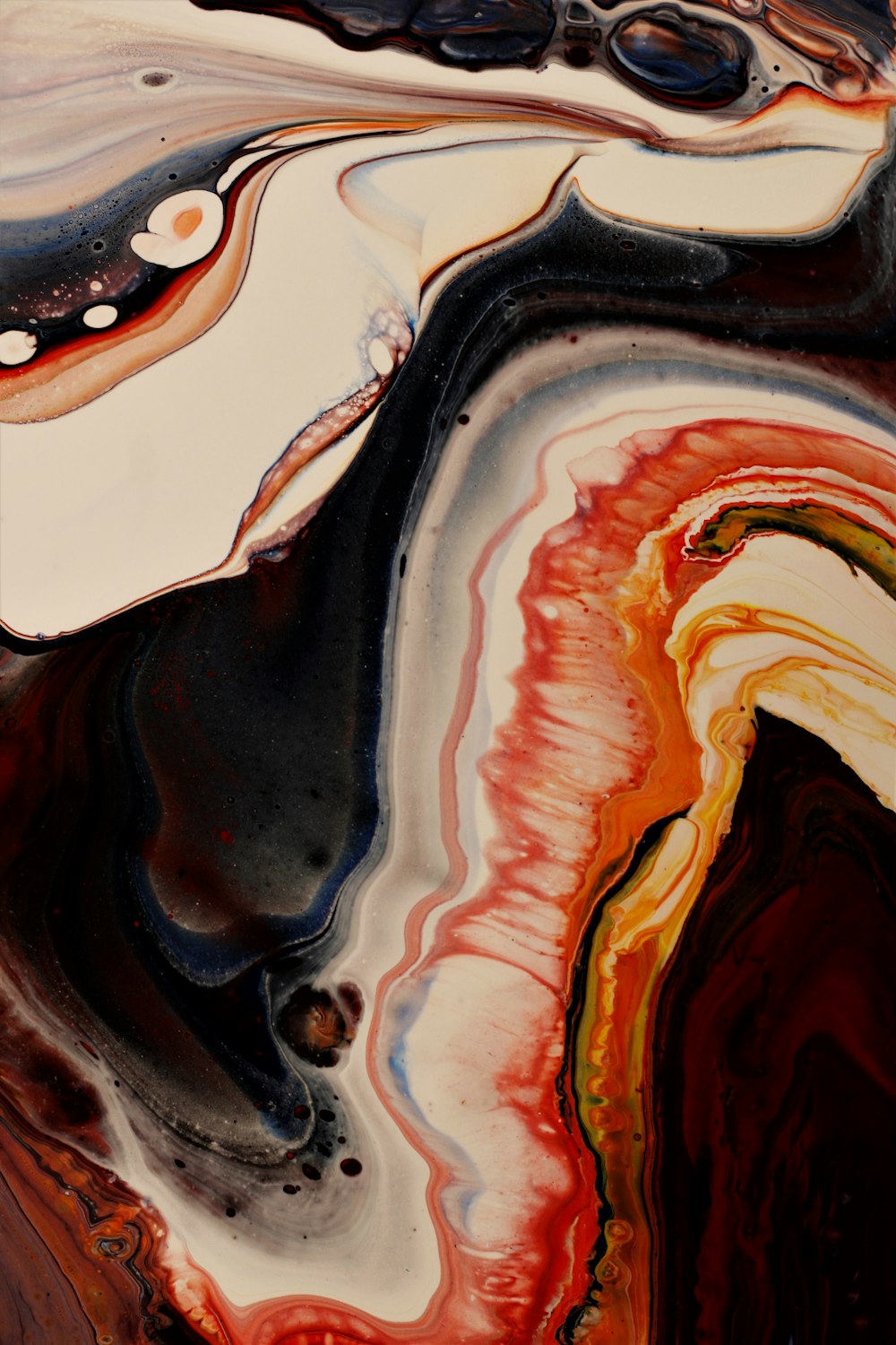 Un primer plano de una pintura abstracta con diferentes colores