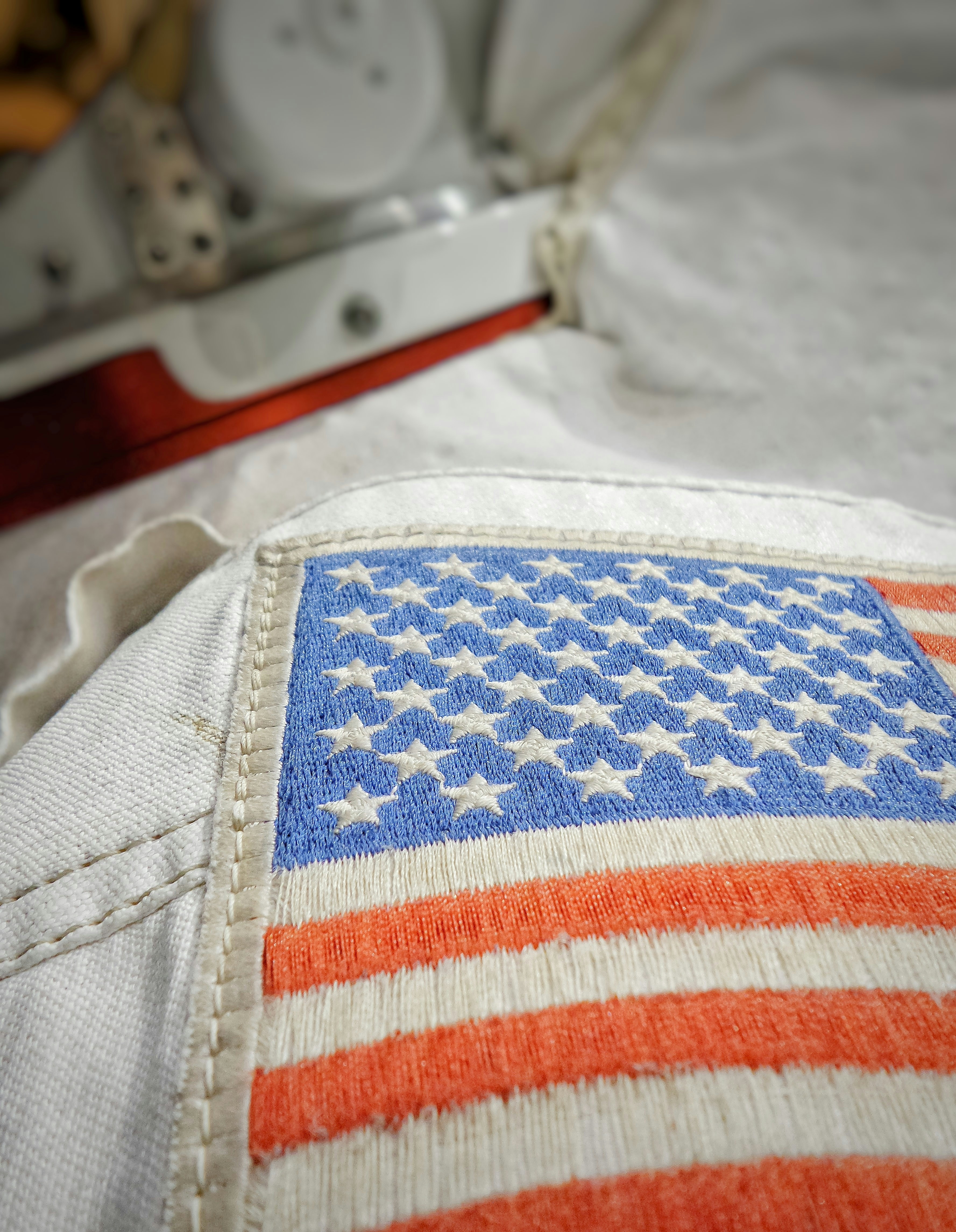 Close-up bendera Amerika di tempat tidur