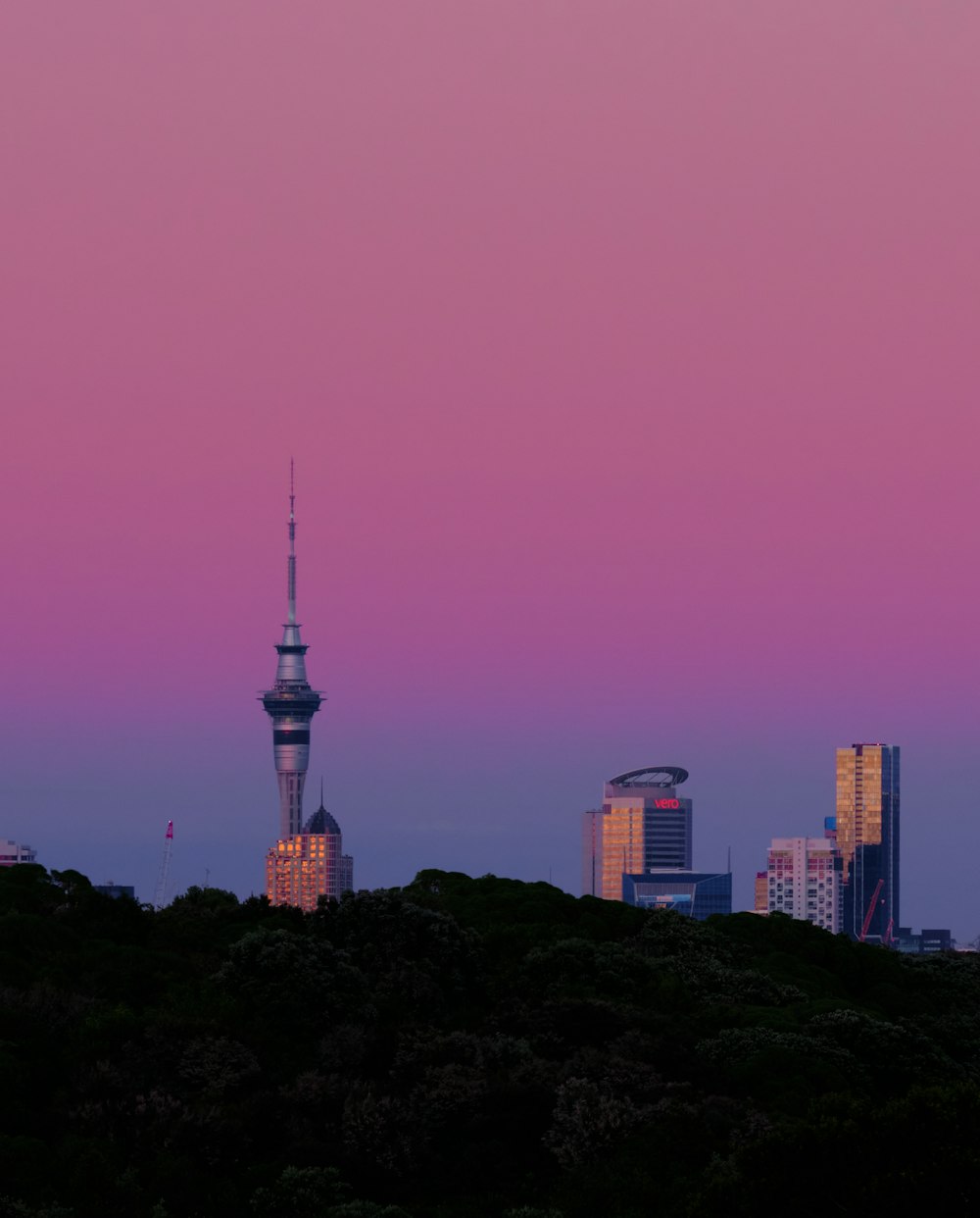 Una vista de una ciudad con un cielo rosado